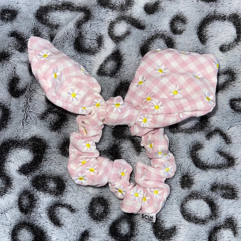 EUC SCL seersucker scrunchie
